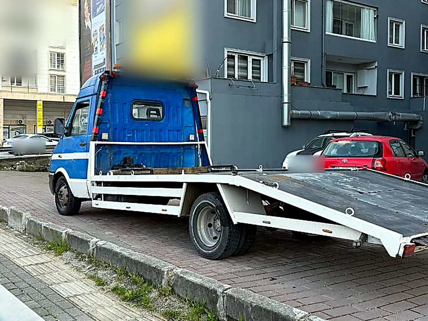 Mumer Oto Çekici kayar kasa çekici aracı, rampası açık halde yol kenarında
